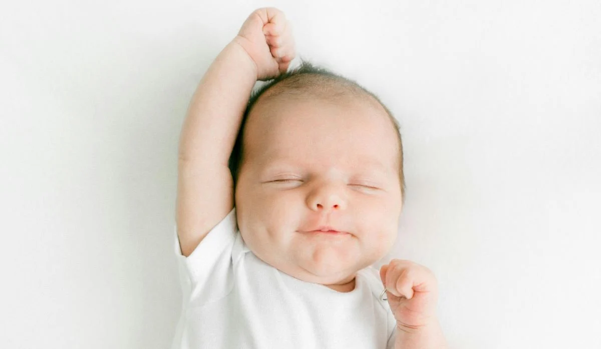 Bébé paisible et détendu, allongé sereinement